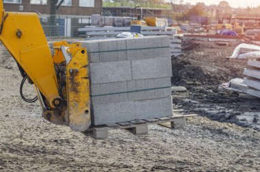 İnşaat alanındaki Palet 'te Kazı Kolu Beton Blokları