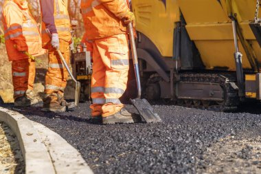 İnşaat İşçileri Yolda Taze Asfalt Seviyesinde