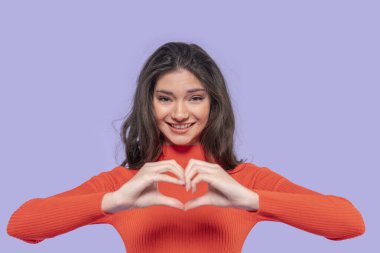 Mor Arkaplan Karşısında Kalp Şekli Yapan Kadın
