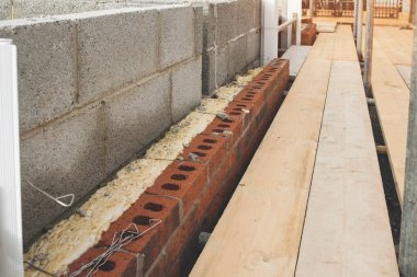 Beton blokları ve tuğla duvarı olan inşaat alanı