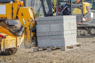 Sarı Kazıcı İnşaat Alanındaki Beton Blokları Gündüz Kaldırıyor