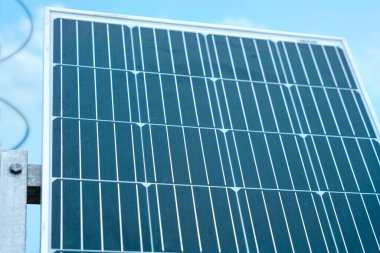 Mavi gökyüzüne karşı güneş panelini kapat