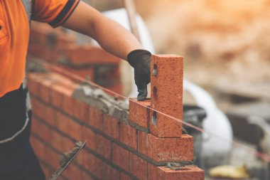 İnşaat İşçisi Gündüz Tuğla Duvarı 'na Tuğla Yerleştirme