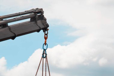 Bulutlu Gökyüzüne Karşı Turna Kancası ve Zincirlerinin Yakın Çekimi