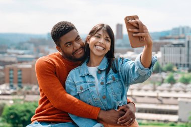 Gülümseyen Çift Şehirde Selfie Çekiyor