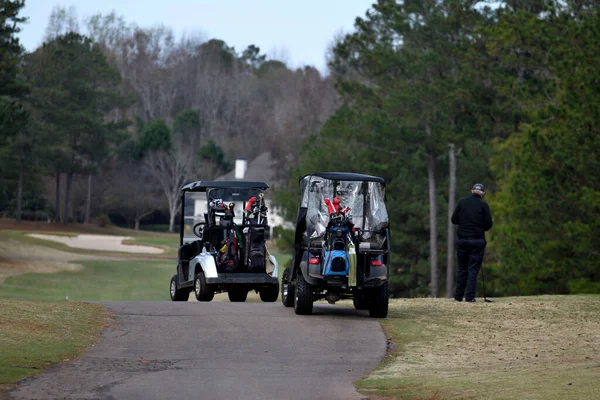 高尔夫手推车停在后面放绿色和高尔夫的地方 — 图库照片
