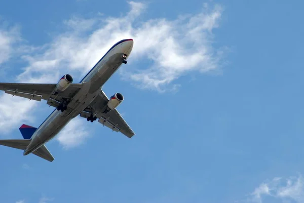Αεροσκάφος Εμπορικής Χρήσης Απογειώνεται Από Ατλάντα Αεροδρόμιο Της Γεωργίας Royalty Free Εικόνες Αρχείου