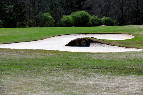 米国ジョージア州のゴルフ場の緑の砂トラップ — ストック写真