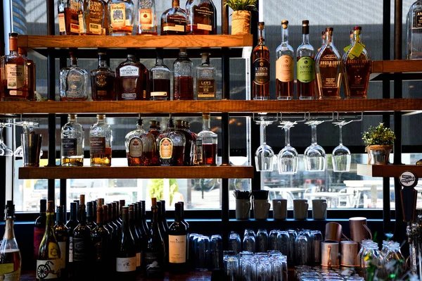 Pole Různých Značek Alkoholických Nápojů Oblíbené Restauraci Georgia Usa — Stock fotografie
