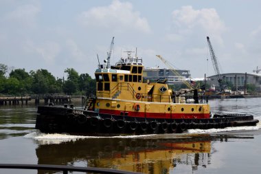 Savannah, Georgia nehri boyunca seyreden römorkör..