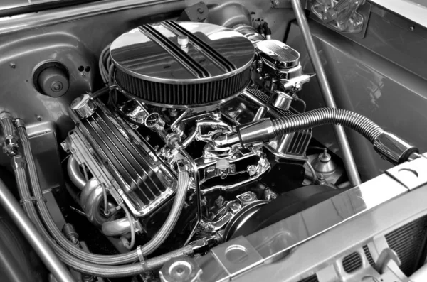 車のエンジンの背景を示す黒と白の画像 — ストック写真