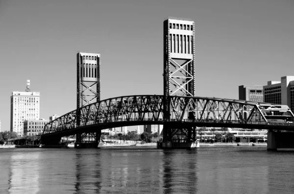 フロリダ州ジャクソンビルのセントジョンズ川を渡る橋を示す白黒画像 — ストック写真
