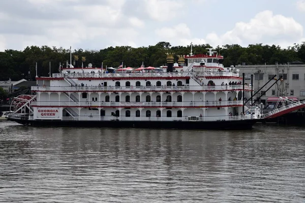 Toerist Geniet Van Dag Een Rivierboot Varen Langs Savannah Georgia — Stockfoto
