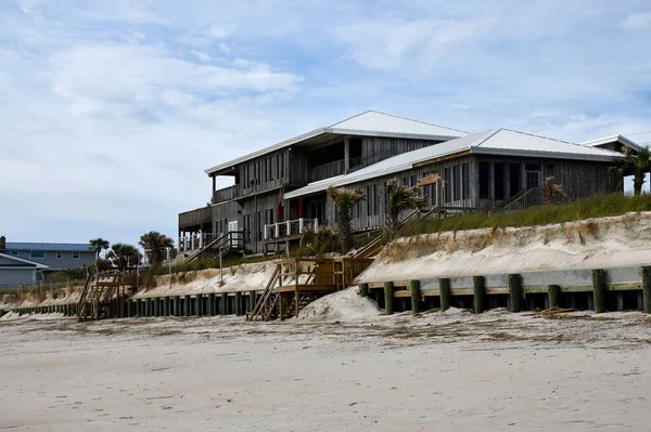 Edificio Frente Mar Que Muestra Erosión Playa Por Huracanes Pasados —  Fotos de Stock