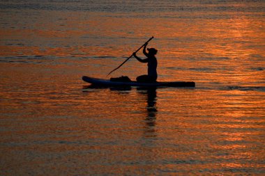 Florida, ABD 'de gün batımında nehirde kayak yaparken..