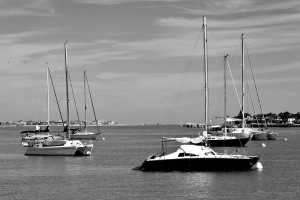 フロリダ州セントオーガスティンのマタンサス川に係留された帆船を示す白黒画像 — ストック写真