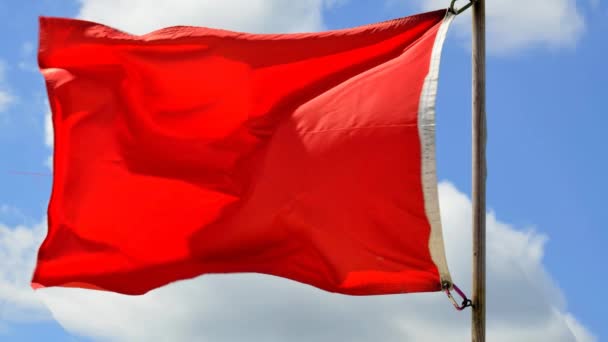 Vízimentő Piros Zászló Figyelmeztető Tábla Ocean Beach Háttér — Stock videók