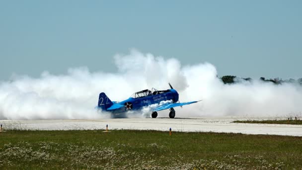 Αεροπλάνο Stunt Στο Airshow Ίχνη Καπνού — Αρχείο Βίντεο