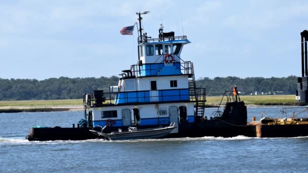 Tugboat Εργάζονται Στο Ποτάμι Σπρώχνει Μια Φορτηγίδα Στο Floridan Ηπα — Αρχείο Βίντεο