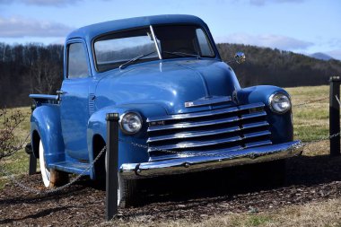 Klasik mavi kamyonet Georgia, ABD kırsalında park halinde..