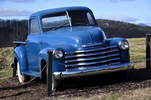 Klasik mavi kamyonet Georgia, ABD kırsalında park halinde..