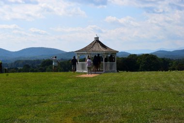 İnsanlar Dahlonega, Georgia 'da bir çardakta Blue Ridge' i, Dağları seyrediyorlar..