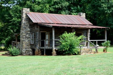 Georgia, ABD kırsalındaki eski ahşap kulübe.