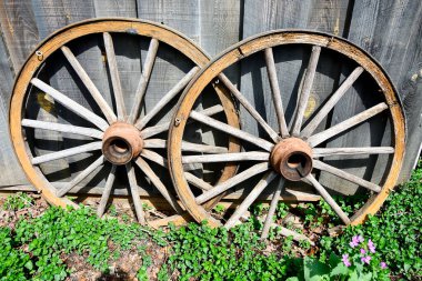 Georgia, ABD 'nin kırsal kesiminde eski araba lastikleri dış duvara yaslanmış..