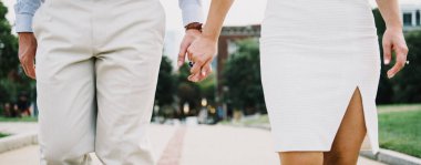 Birbirine aşık çiftler el ele tutuşup birbirlerine bakarlar.