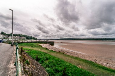 Arnside Morecambe Körfezi 'nde deniz önü.