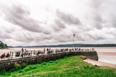 Arnside Morecambe Körfezi 'nde deniz önü.