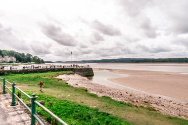 Arnside Morecambe Körfezi 'nde deniz önü.