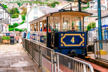 Llandudno, Galler, Turistler tarihi Orme Tramvayı 'na binmeyi severler. İngiltere 'deki tek kablo taşıyıcı arabalar 1902' den beri şehir merkezinden zirveye tırmanıyor..