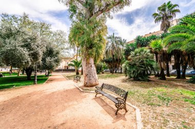 Tipik bir Akdeniz parkında koltuk