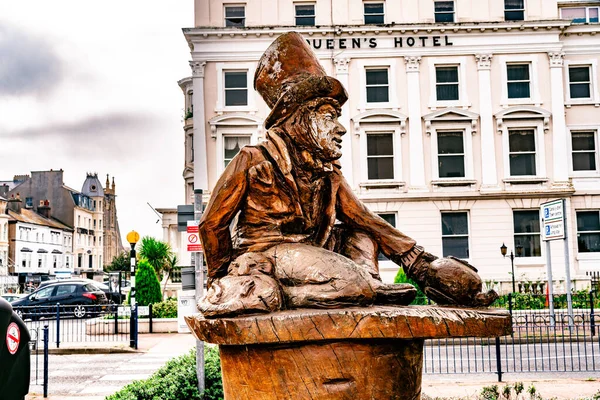 Llandudno, Conwy. Alice Harikalar Diyarı 'ndaki Çılgın Şapkacı heykeli deniz kenarında Chatsworth Oteli' nin arka planında.