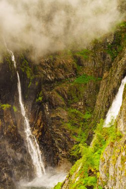 Voringsfossen şelalesi, yeşil yaz dağları, Mabodalen Kanyonu Norveç. Ulusal turist Hardangervidda güzergahı, RV7 turist yolu, Eidfjord gezi turu.