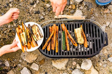 Izgara ızgara ızgara, kabak ve havuç sebzeli çeşitli lezzetli sebzeler. Barbekü yemeği dışarıda..