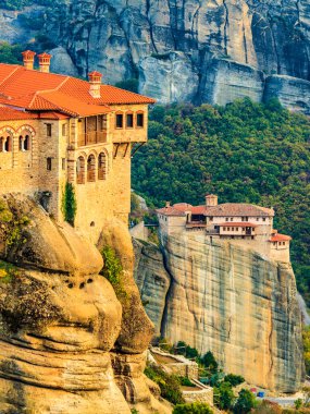 Kutsal Varlaam manastırı Meteora 'da uçurumda, Rousanou manastırı uzakta, Thessaly Yunanistan. Yunan varış noktaları