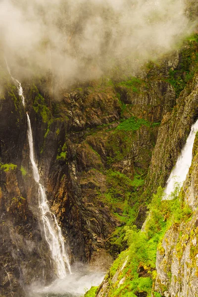Cachoeira Voringsfossen Montanhas Verdes Verão Cânion Mabodalen Noruega Rota Nacional — Fotografia de Stock