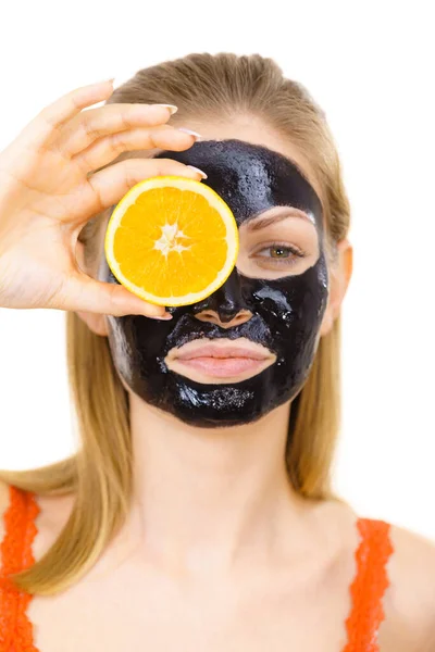 Wanita Dengan Carbo Detox Masker Kulit Hitam Wajah Memegang Buah — Stok Foto