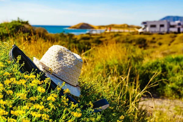 Chapéu Verão Flores Amarelas Costa Mar Carros Campismo Acampar Praia — Fotografia de Stock