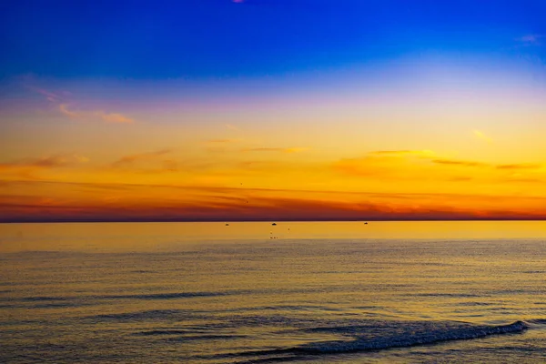 Ciel Coloré Coucher Soleil Sur Surface Mer — Photo