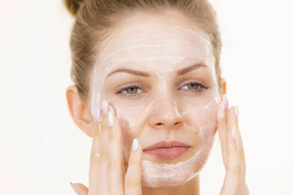 Giovane Donna Applicando Crema Cosmetica Maschera Idratante Viso Trattamento Estetico — Foto Stock