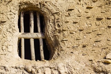 Eski kil ev detayı, pencerede parmaklıklar. El Chorrillo Film Konumu, Sierra Alhamilla, Endülüs İspanya.