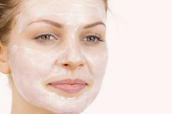 Mladá Žena Smetanovou Kosmetikou Vlhkostí Obličeji Kosmetická Léčba Skincare — Stock fotografie