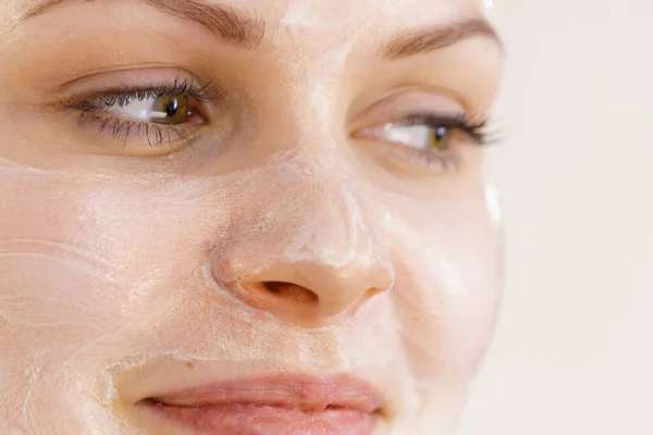 Mujer Joven Con Crema Cosmética Máscara Humedad Cara Tratamiento Belleza —  Fotos de Stock