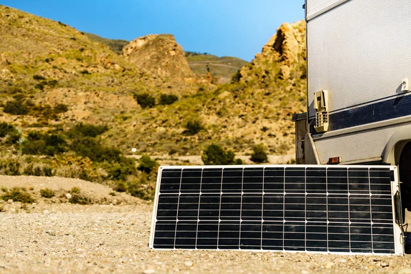 Panel Fotovoltaico Solar Portátil Batería Carga Campista Camping Naturaleza Montaña — Foto de Stock