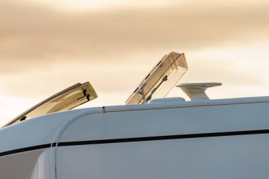 Sunroof, karavan aracının çatısındaki panelin penceresi. Karavanla yolculuk..