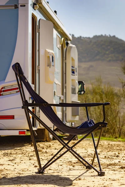 キャンプ用品キャラバンで椅子を折り畳んだ 自然の中で野生のキャンプ モーターホームでの休暇と旅行 — ストック写真