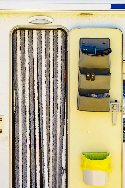 Дверь Автомобиля Кемпер Занавешена Полосатым Занавесом Виде Экрана — стоковое фото